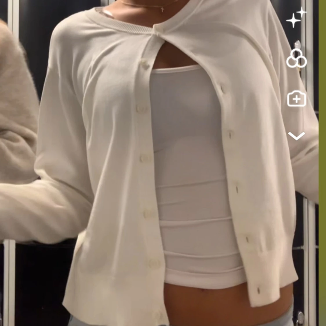 Vit kofta med knappar