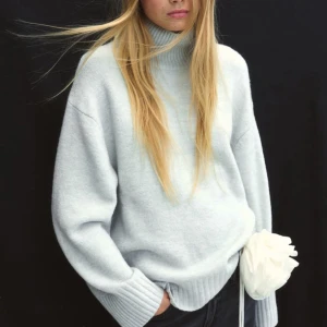 Ljusblå/grå stickad polotröja - En supermysig ljusblå/grå stickad polotröja. Perfekt nu till vintern💓 OANVÄND LAPP KVAR