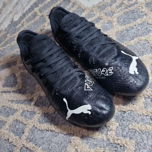 Puma - Säljer ett par svarta Puma Future fotbollsskor i syntetmaterial. Skorna är i bra skick, knappt använda