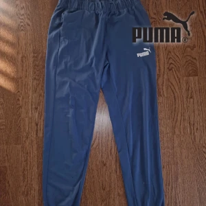 Blåa Puma Mjukisbyxor - Säljer dessa blåa Puma Mjukisbyxor som nästan aldrig används längre. De är I storlek M. släpper dessa för 199:-