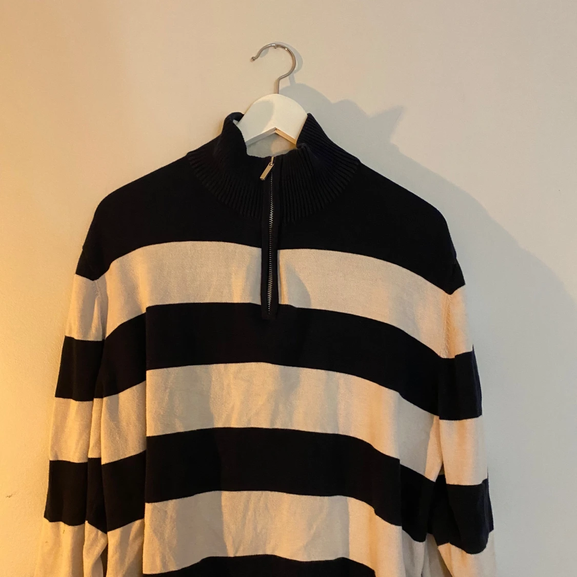 Randig tröja med dragkedja