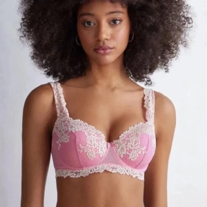 Intimissimi bh - Jättefin intimissimi bh i en rosa färg som inte säljs längre, köpte den i butik och säljer eftersom den inte kommer till användning. Storlek 85b, passar mig som egentligen brukar ha 75 men skulle säga att kupan är lite större, använt få ggr🩷