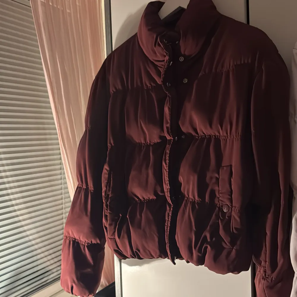 Säljer två snygga pufferjackor i vinrött och vitt. Perfekta för vintern med sin varma och puffiga design. Båda jackorna har dragkedja och knappar framtill. De är i mycket bra skick och passar perfekt för kalla dagar. Jackorna har en normal passform och är långärmade. Den röda jackan helt ny och används den engångs. . Takit.
