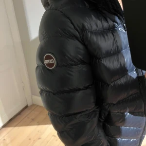 blå dunjacka från Colmar - Säljer en snygg svart dunjacka från Colmar i mycket bra skick(knappt använd) . Är som helt ny 