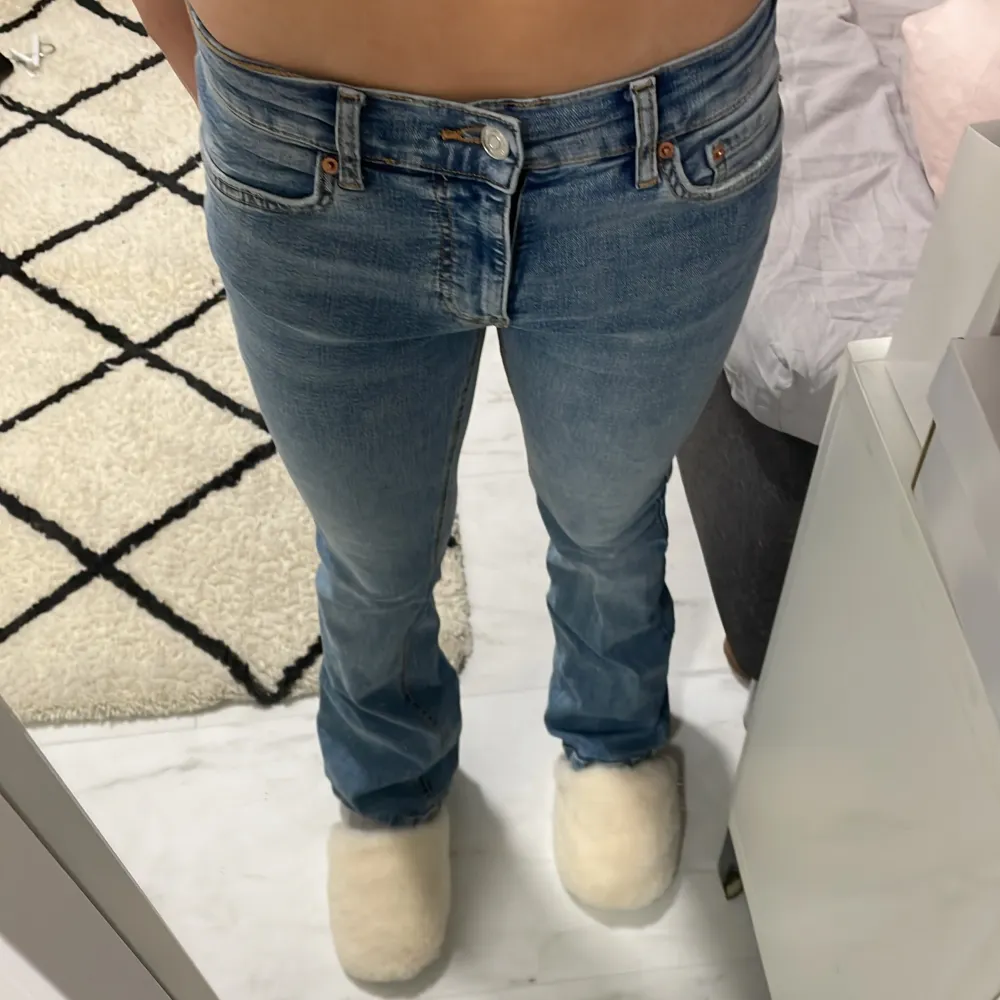 Selling blue low waist bootcut jeans from ginatricot, size 34 i usually wear a size 32 from jeans but these fit just good. They are in a good condition.💗(Original price was 50€). Jeans & Byxor.