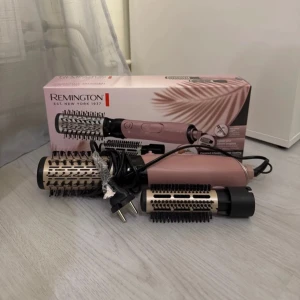 Värmluftsborste  - Värmluftsborste från Remington. Finns 2 storlekar på rullarna. Går att växla mellan kallluft och varmluft. Endast använd fåtal gånger. Originalförpackning finns.   Pris kan diskuteras vid snabb affär.