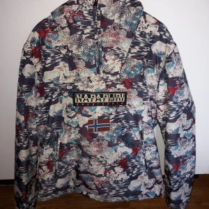 Napapijri Winter Parka Distorted Camo XL - Napapijri Winter Parka Distorted Camo XL Herr Vinterjacka, Oanvänd.