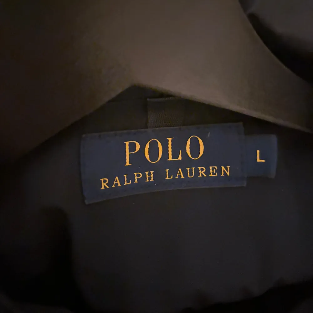 Ralph lauren shell jacket nypris 3500kr storlek L kan passa M. Jackor.