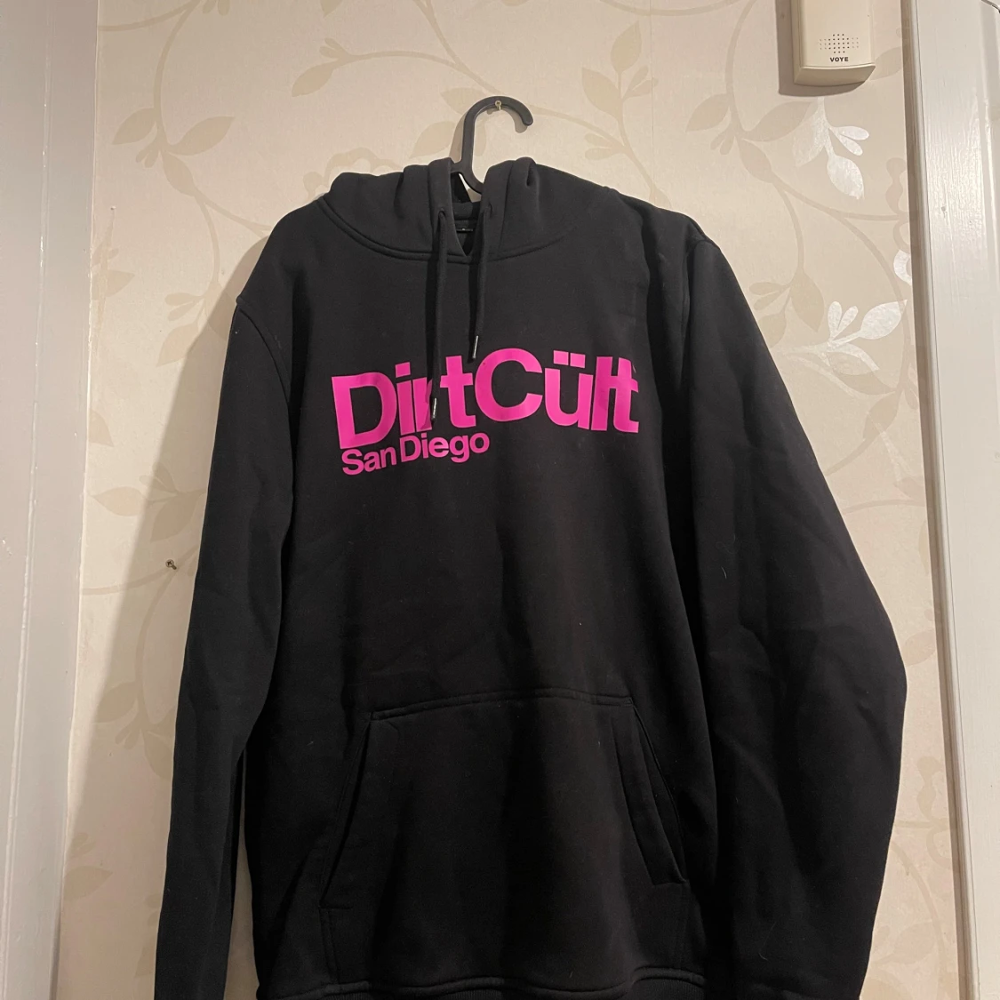 Svart hoodie från DirtCult