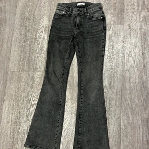 Gråa  bootcut jeans från Perfect Jeans - Säljer ett par gråa bootcut jeans från Perfect Jeans i storlek 32. De har en snygg och klassisk design.Perfekta för både vardag och fest! 🖤
