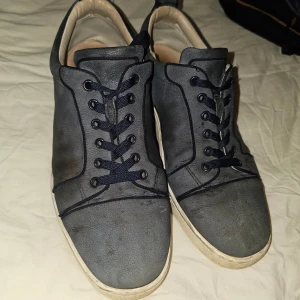 Christian Louboutins - Säljer dessa tvärfeta Loubs ifrån Christian Louboutin som år marinblåa. Äkta såklart och box följer med. Skick 6/10 då de har heeldrag med en liten del av sulan trasig. Skriv om funderingar!