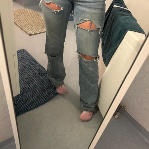 Bootcut lowwaist jeans - säljer nu mina jeans med egen gjorda hål. Det är strl 36, bootcut och lowwaist.