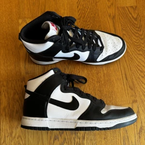 Nike dunks high panda - Ett par panda dunks i nyskick köpta på sneakershyllan i Stockholm för 2499 kr kvitto finns digitalt, storlek 44