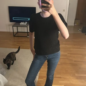 Svart stickad tröja  - Säljer denna tröja för att jag inte använder den och jag tycker jag inte passar i den 💓