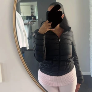 Moncler jacka  - Säljer min fina moncler jacka i storlek 2 (S,M) , jättefint skick då den knappt är använd  Nypris 11.200 Mitt pris 7000