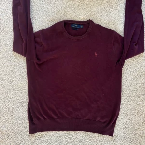Ralph lauren tröja  - Säljer en riktigt snygg raffe tröja i en vinröd färg, tröjan är i storlek M/L, skick 10/10    Nypris:2000 kr    Vårt pris:649 kr   Pris kan självklart diskuteras💯💯