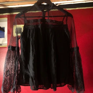 Tröja i spets - Mycket bra skick. Köpt på Vinted, endast testad av mig