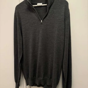 John henric half zip - Hej! Säljer min killes John henric halfzip som är i väldigt bra skick. Färgen är grå och storleken är L