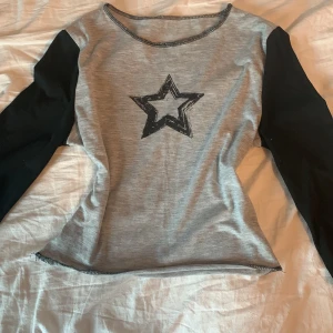 Tröja med stjärna ⭐️ - En magkort tröja med en stjärna på. Det finns ingen lapp på men jag tror det är S i den, passar Xs också. Använd typ 2 gånger