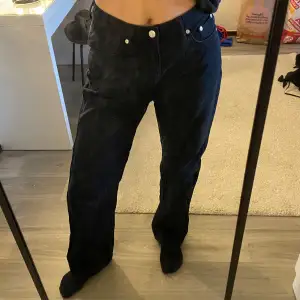 Jeans från Weekday. Köparen står för frakten, hör av er vid frågor!