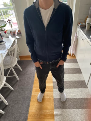 Mörklblå Full zip - Tjena, säljer denna as sköna Pier one full zipen perfekt till hösten! Den är i bra skick, knappt använd. Ny pris, 599kr men säljer för 349kr. Pris kan diskuteras vid snabb affär!