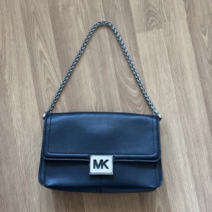 Michael kors väska  - Äkta och har även kvittot som du får med om du köper! Inte jättemycket använd, men har lite repor på metallen!💕 Köpte den för 2 320kr