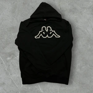 Kappa hoodie - Svart hoodie från Kappa i storlek S. Fint skick och inga slitage, perfekt för vintern!♻️