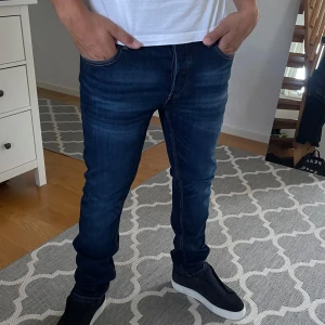 Herr jeans  - Tjena, säljer ett par jeans jag fick i födelsedagspresent som jag tyvärr aldrig använder då dem sitter sådär. Storlek 32/32 Pris 300kr