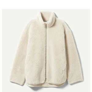 Teddy jacka  - Säljer min söta Teddy jacka från weekday som är i bra skick ❤️ kommer inte till användning längre, den sitter lite oversized men det är bara mysigt nu till hösten 🥰 hör av er vid frågor och fler bilder ❤️