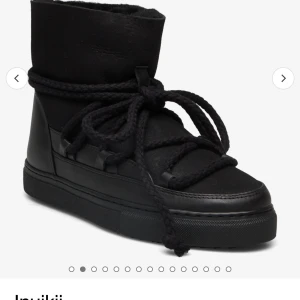 Säljer mina jätte fina och varma inukkis som är perfekta nu ifrån vintern och hösten🩵 skit bra pris🩵 - Lite använda men fortfarande bra skick därav priset. Skollådan kvar