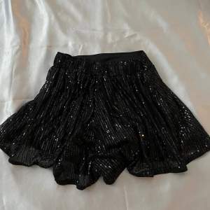 Snygg glitter skort som inte kommit till användning💕