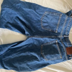 Baggy jeans från bik bok  - Snygga mörkblå jeans från bik bok. Baggy och långa. Är 175 cm och dom är för långa för mig så perfekt för dig som är lång och har svårt att hitta jeans 🙌 Dom är lite slitna längst ner (sissta bilden) i övrigt är dom i nyskick 