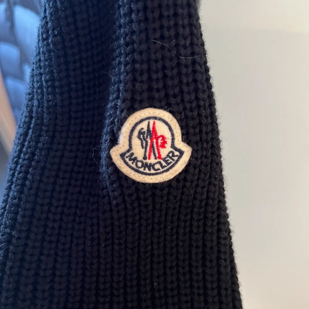 Moncler cardigan storlek S, Svart. Nfc funkar. Priset kan diskuteras. Skicka meddelande om ni har frågor. . Jackor.