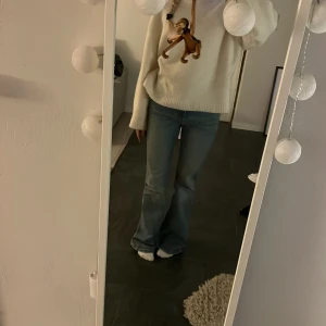 Blå bootcutjeans  - Blå supersnygga bootcut jeans från Mango 🌟🌟