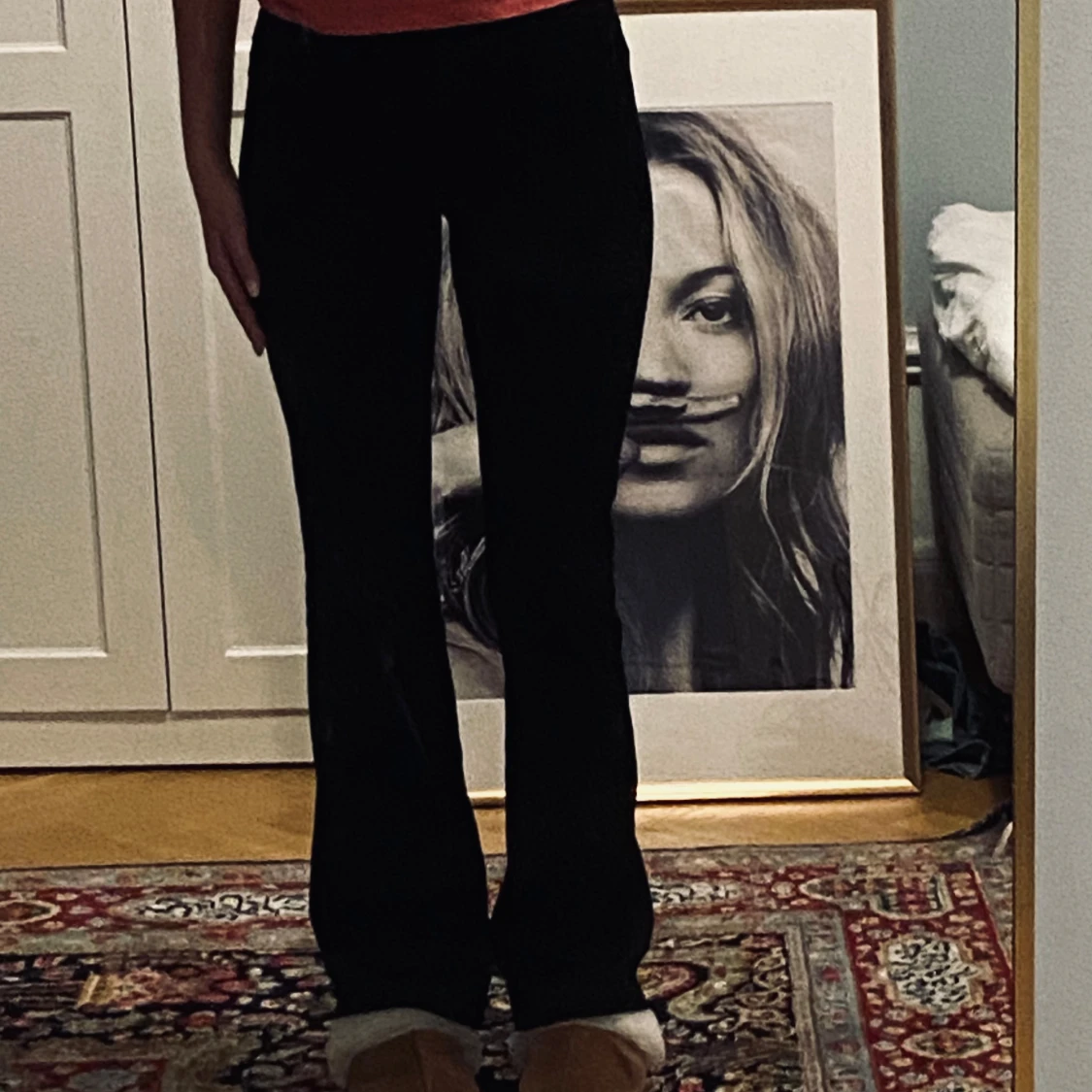 utsvängda träningsbyxor 