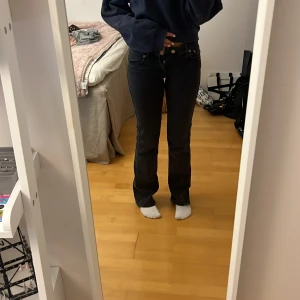 Lågmidjade jeans 90’s boot - Snygga lågmidjade jeans som passar till allt💗 säljer pågrund av att din har blivit för små Skriv om ni vill veta mått💕