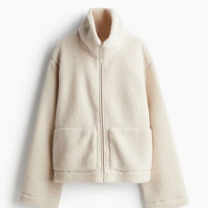 Teddy jacka från H&M  - Helt ny Teddy jacka från hm med prislappen kvar! Säljer då den är lite för stor. Helt slutsåld på hemsidan😊 Hör av er om ni har några frågor eller vill ha fler bilder💓