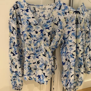 Blommig Blus  - Säljer en jättefin blommig blus!