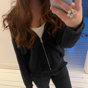 Weekday hoodie - Såååå mysig munkjacka! Jättemjuk och skön! Använd fåtal gånger! 💞 Nypris 499kr. 💫