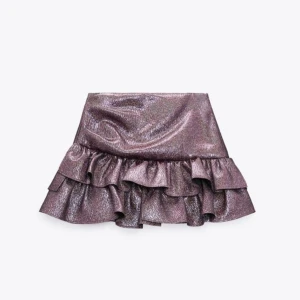 Zara glitterkjol  - Köpt för ca 2 år sedan, använd ca 3 gånger så inga defekter! Skriv för egna bilder!