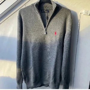 Ralph lauren zipptröja - Bra skick och sitter bra även väldigt skön pga bra ull och kvalitet nypris 2200 Kom gärna med prisförslag!