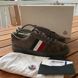 Monclare skor  - Hej! Säljer nu dessa galet snygga monclare skor. Modellen heter new Monaco. Skorna är i okej skick 7/10. Allt og medföljer!