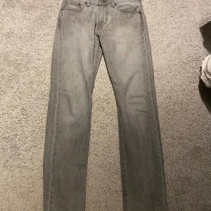 Levis 502 - Tja säljer dessa jeansen då de inte kommer till användning, jeansen är i nyskick och har inga hål eller andra märken. Hör av dig vid fler funderingar! Priset är inte hugget i sten!
