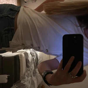 Tröja med snärnibg - Supersnygg tshirt med snörning på sidorna! Trendig❤️‍🔥❤️‍🔥