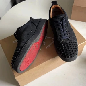 Louboutin skor - Tjo, säljer nu mina fina men använda Christian Louboutin Junior spike sneakers då dem inte är min stil längre. Utan äkthets intyg då dem är köpta begagnade! Skicket är 7/10 då mockan är lite trött. Går lätt att tvätta. Öppen för prisförslag! 