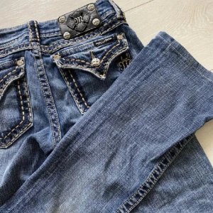 Miss me jeans - Asså sååå fina miss me bootcut jeans som tyvärr är för små för mig i låren, köpta på plick men jättebra skick. Innerbenslängd: 76 cm midja rakt över: 36 cm. Skriv för bilder!💗