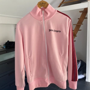 Palm Angels track suit - Rosa & Röd Palm Angels track suit jacket Ovanlig färg, få på marknaden  Skick 9/10 Storlek: M. (Sitter bra på L)   Tar trades och bud. Har du frågor är det bara att skriva😊