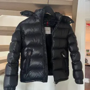 Tjena! Säljer nu min systers moncler maya. Jackan är i mycket bra skick och kvittot finns. Den är storlek 10 anni/140cm. Vid fler frågor är det bara att höra av sig! 