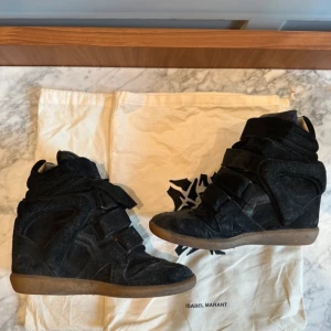 Isabell markant skor  - Säljer dessa sjukt snygga Isabelle markant skor, de är slitna på mockan, lite fläcka kan skicka fler bilder vid behov och använda ganska mycket , Köpte dom för 3 år sen för 3500kr säljer för 950kr