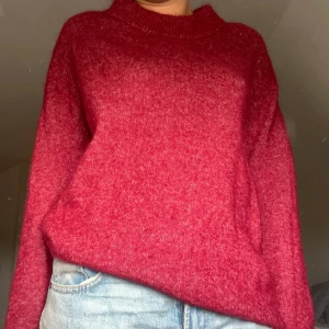 Stickad tröja  - Röd stickad tröja från second Female❣️